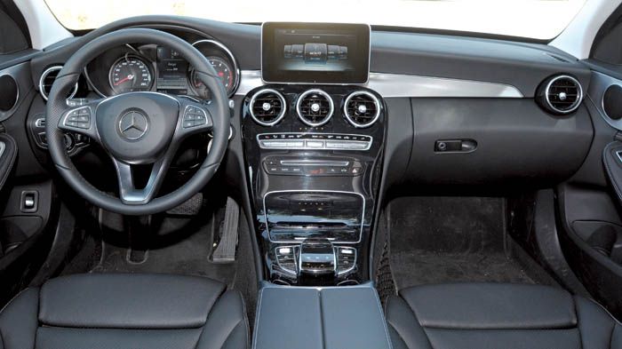 Το σαλόνι της Mercedes C-Class προβάλει πολυτέλεια και τεχνολο- γική υπεροχή. Ο επιλογέας για το κιβώτιο, βρίσκεται πάνω στην κολώνα του τιμονιού.
